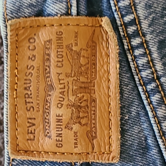 Levis Premium Ribcage Shorts - Picture 3 of 15